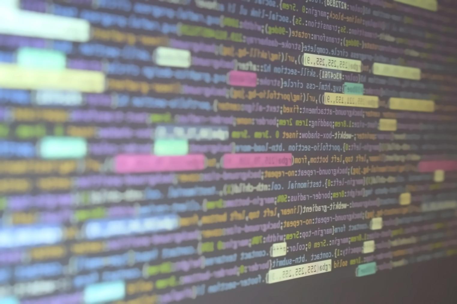 Sviluppatori che lavorano su progetti di giochi mobile in un ambiente collaborativo moderno