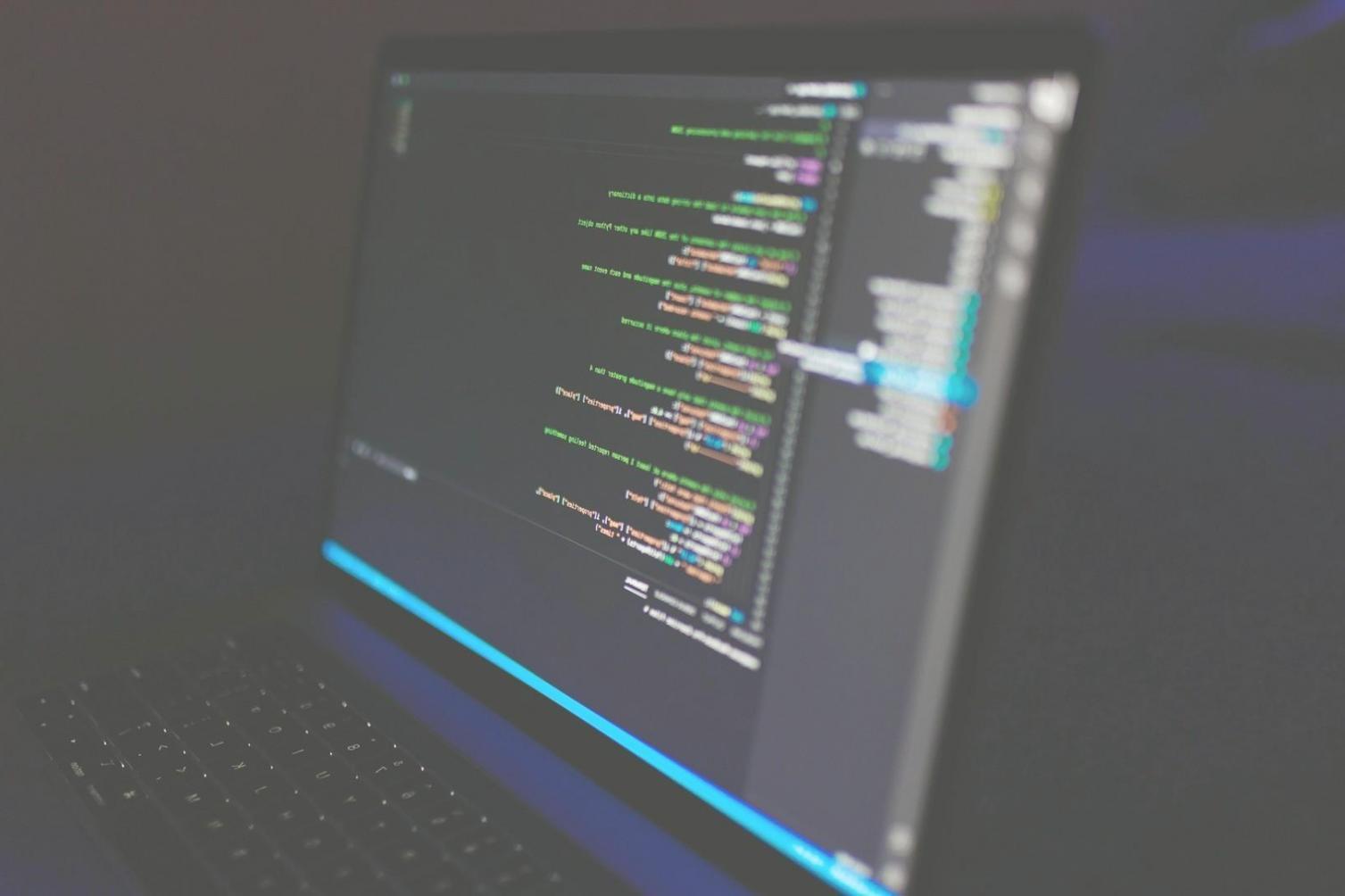 Team di sviluppatori al lavoro su progetti gaming